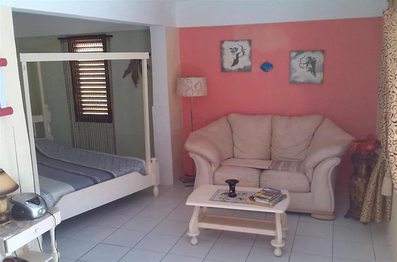 Barber Tropichill Apartments קוראסאו