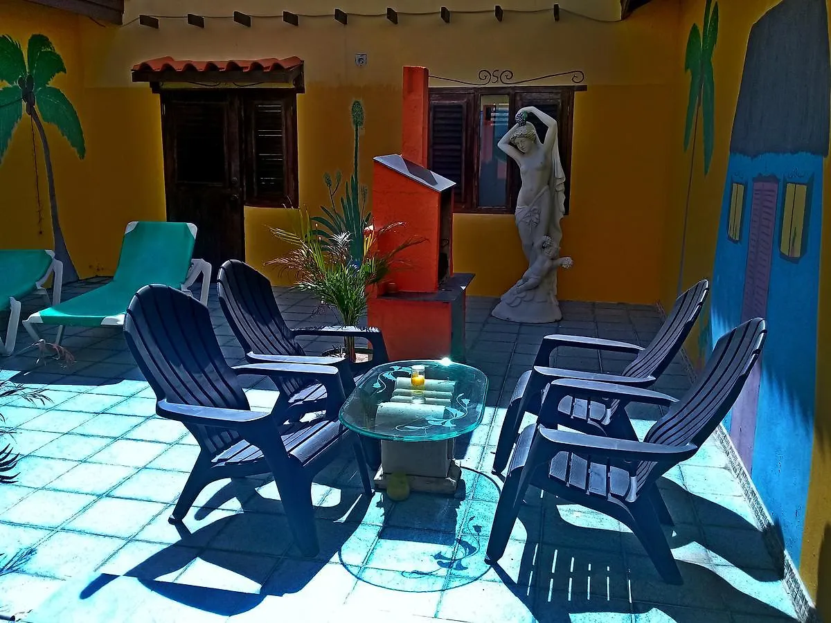 Barber Tropichill Apartments קוראסאו