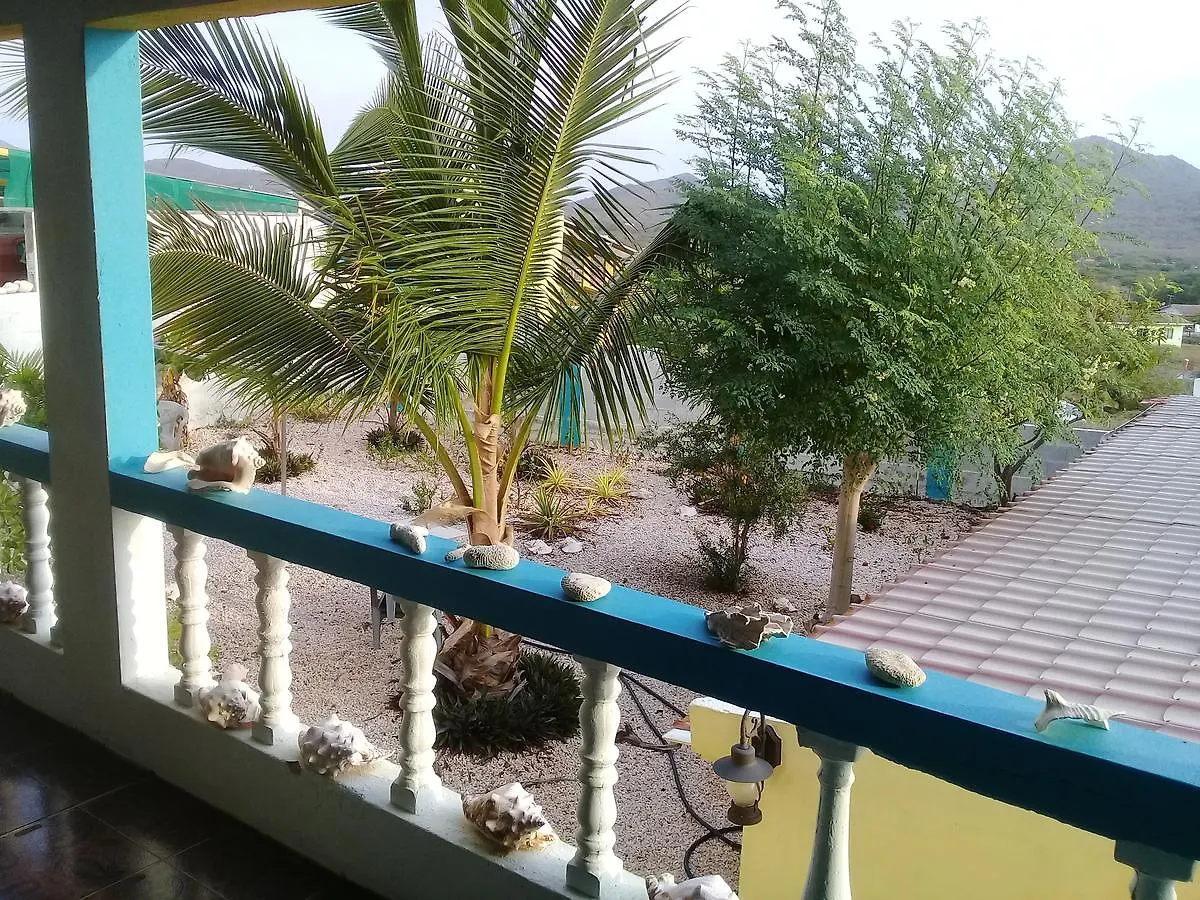 Barber Tropichill Apartments קוראסאו